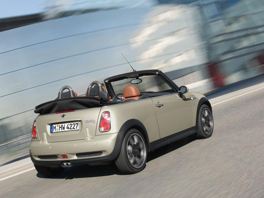  Mini Cooper S Cabrio Sidewalk 2006 года  (фото 15 из 19)